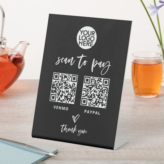 Casual Script | Zwei Möglichkeiten, Scannable QR C Sockelschild (In Situ)