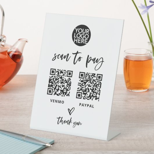 Casual Script | Zwei Möglichkeiten, Scannable QR C Sockelschild (In Situ)