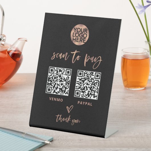 Casual Script | Zwei Möglichkeiten, Scannable QR C Sockelschild (In Situ)