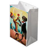 Cat and Dog Dancing Tango im Dance Club, AI Art Mittlere Geschenktüte (Vorderseite Schrägansicht)