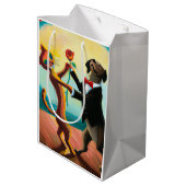 Cat and Dog Dancing Tango im Dance Club, AI Art Mittlere Geschenktüte (Rückseite Schrägansicht)