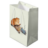 Cat and Mouse Playing Schach Cartoon Zeichn Funny Mittlere Geschenktüte (Vorderseite Schrägansicht)