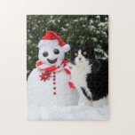 Cat and Santa Snowman Funny Christmas - Puzzle<br><div class="desc">Eine niedliche Tuxedo-Katze an der Seite eines Weihnachtsschneemanns an einem kalten winterlichen Weihnachtsfeiertag. Dieses Rätsel-Foto ist eine humorvolle Weihnachtsgeschenkidee für Katzenliebhaber. Foto von Katho Menden aufgenommen.</div>