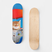 Cat at the Beach Reads Newspapier Skateboard (Vorderseite)