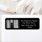 Cat Behind Shutters Schwarzweiß-Rücksendeadresse (Insitu)