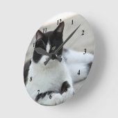 Cat Black and White Tuxedo Foto Runde Wanduhr (Winkel)