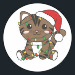 Cat Christmas Winter Animals Cats Classic Round St Runder Aufkleber<br><div class="desc">Die Katze zu Weihnachten mit Feenlicht. Hübsche Tiere mit Geschenken und Schnee für den Urlaub. Ein süßes Weihnachtsgrüßen. Katzen sind niedliche Tiere und perfekt zu Weihnachten.</div>