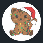 Cat Christmas Winter Animals Cats Classic Round St Runder Aufkleber<br><div class="desc">Die Katze zu Weihnachten mit Feenlicht. Hübsche Tiere mit Geschenken und Schnee für den Urlaub. Ein süßes Weihnachtsgrüßen. Katzen sind niedliche Tiere und perfekt zu Weihnachten.</div>