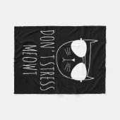 Cat Design Funny Pun Don't Stress Meowt Funny Sayi Fleecedecke (Vorderseite (Horizontal))