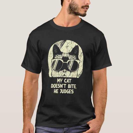 Cat Doesn't Bite He Judges Cat Kitten Humor T-Shirt (Vorderseite)