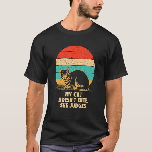 Cat Doesn't Bite She Judges Cat Mom Sarcastic Cat  T-Shirt (Vorderseite)