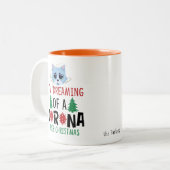 Cat Dreaming a CORONA Freie Weihnachten | Funny Zweifarbige Tasse (Vorderseite Links)