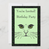 Cat Face Green Eyes Whiskers on Green Polka Docks Einladung (Vorderseite)