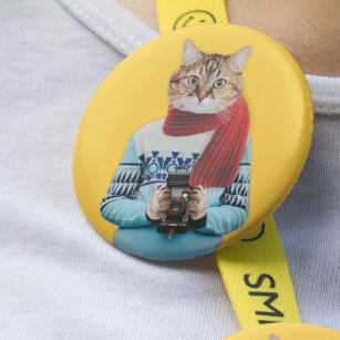 Cat Fotograf in Vintag Sweater Quirky Button
