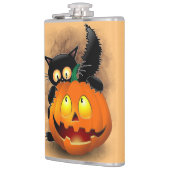 Cat Fun Halloween Charakter beißt einen Kürbis Flachmann (Links)