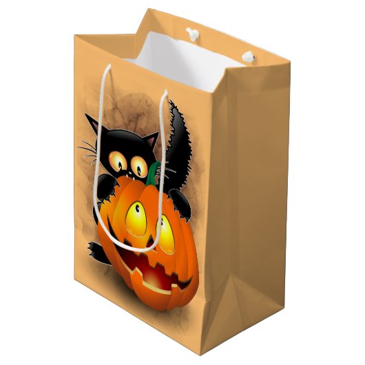 Cat Fun Halloween Charakter beißt einen Kürbis Mittlere Geschenktüte (Vorderseite Schrägansicht)
