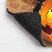 Cat Fun Halloween Charakter beißt einen Kürbis Mousepad (Ecke)