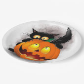 Cat Fun Halloween Charakter beißt einen Kürbis Pappteller (Schrägansicht)