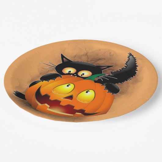 Cat Fun Halloween Charakter beißt einen Kürbis Pappteller (Schrägansicht)