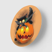 Cat Fun Halloween Charakter beißt einen Kürbis Runde Wanduhr (Winkel)