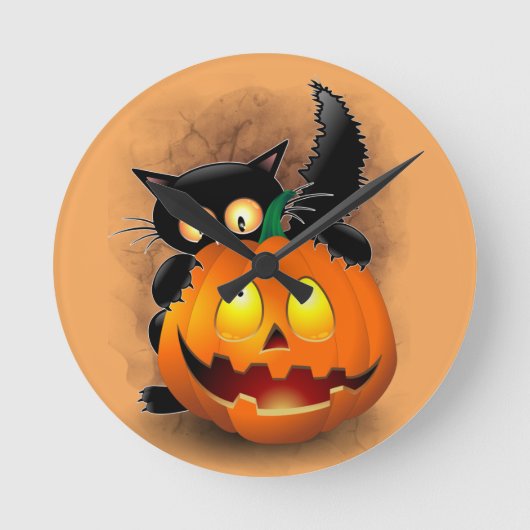 Cat Fun Halloween Charakter beißt einen Kürbis Runde Wanduhr (Vorderseite)