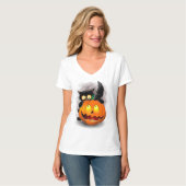 Cat Fun Halloween Charakter beißt einen Kürbis T-Shirt (Vorderseite Vollansicht)