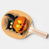 Cat Fun Halloween Charakter beißt einen Kürbis Tischtennis Schläger (Seitenansicht)