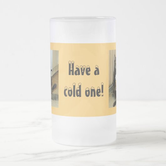 Cat genießt eine Mattierte Bier-Tasse Mattglas Bierglas (Mittel)