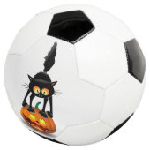 Cat Halloween erschreckter Cartoon auf Kürbiskröte Fußball (Dreiviertel)