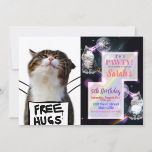 Cat Holding Free Hugs-Zeichen Einladung