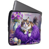 Cat in Purple Yarn and Flowers Personalized Laptopschutzhülle (Vorne Rechts)