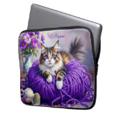 Cat in Purple Yarn and Flowers Personalized Laptopschutzhülle (Vorderseite Links)
