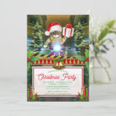 Cat in the Santa Claus hat delivers Christmas gift Einladung (Stehend Vorderseite)