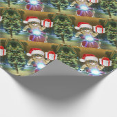 Cat in the Santa Claus hat delivers Christmas gift Geschenkpapier (Ecke)
