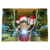 Cat in the Santa Claus hat delivers Christmas gift Große Geschenktüte (Vorderseite)