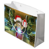Cat in the Santa Claus hat delivers Christmas gift Große Geschenktüte (Rückseite Schrägansicht)