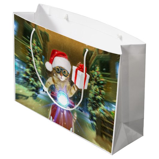 Cat in the Santa Claus hat delivers Christmas gift Große Geschenktüte (Rückseite Schrägansicht)