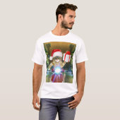 Cat in the Santa Claus hat delivers Christmas gift T-Shirt (Vorne ganz)