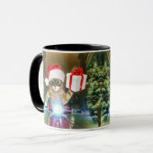 Cat in the Santa Claus hat delivers Christmas gift Tasse (Vorderseite Links)