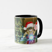 Cat in the Santa Claus hat delivers Christmas gift Tasse (VorderseiteRechts)