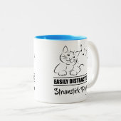 Cat leicht von Strumstick-Spielern abgelenkt Zweifarbige Tasse (VorderseiteRechts)