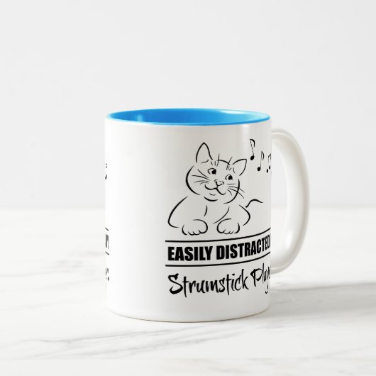 Cat leicht von Strumstick-Spielern abgelenkt Zweifarbige Tasse (VorderseiteRechts)