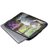 Cat Napping on the Window Sill | Purple Flowers Laptopschutzhülle (Vorne Knopf)