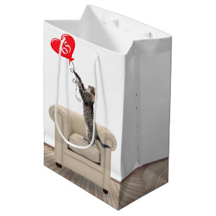 Cat On Chair mit 65. Geburtstagsballon Mittlere Geschenktüte