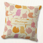 Cat Pattern Pink Orange personalisieren Kissen<br><div class="desc">Moderne Katzenmuster in Rosa und Orange auf cremefarbenem Hintergrund. Ideal für Tierfreunde. Originelle Kunst von Nic Squirrell. Ändern Sie den Namen,  um ihn zu personalisieren.</div>