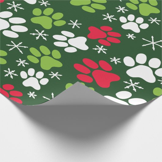 Cat Paw Prints and Snowflakes Red Green Christmas Geschenkpapier (Ecke)