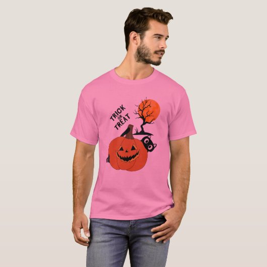 Cat Playing mit einem Pumpkin - Trick oder Treten  T-Shirt (Vorne ganz)