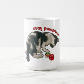 Cat Playing with MARBLES, Stay Pawsitive, Pun Kaffeetasse (Mittel)