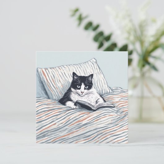 cat reading in bed einladung (Stehend Vorderseite)