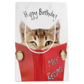 Cat Reading Red Book Mittlere Geschenktüte (Vorderseite)